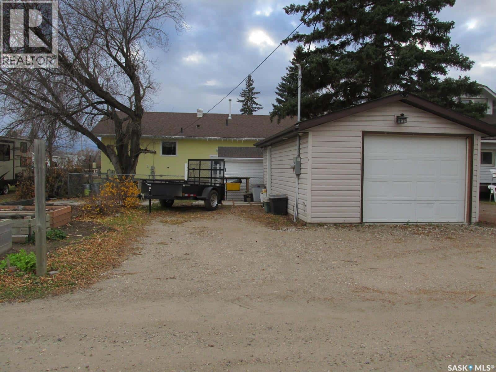 311 1st STREET W — Nipawin - Photo 2 of 29