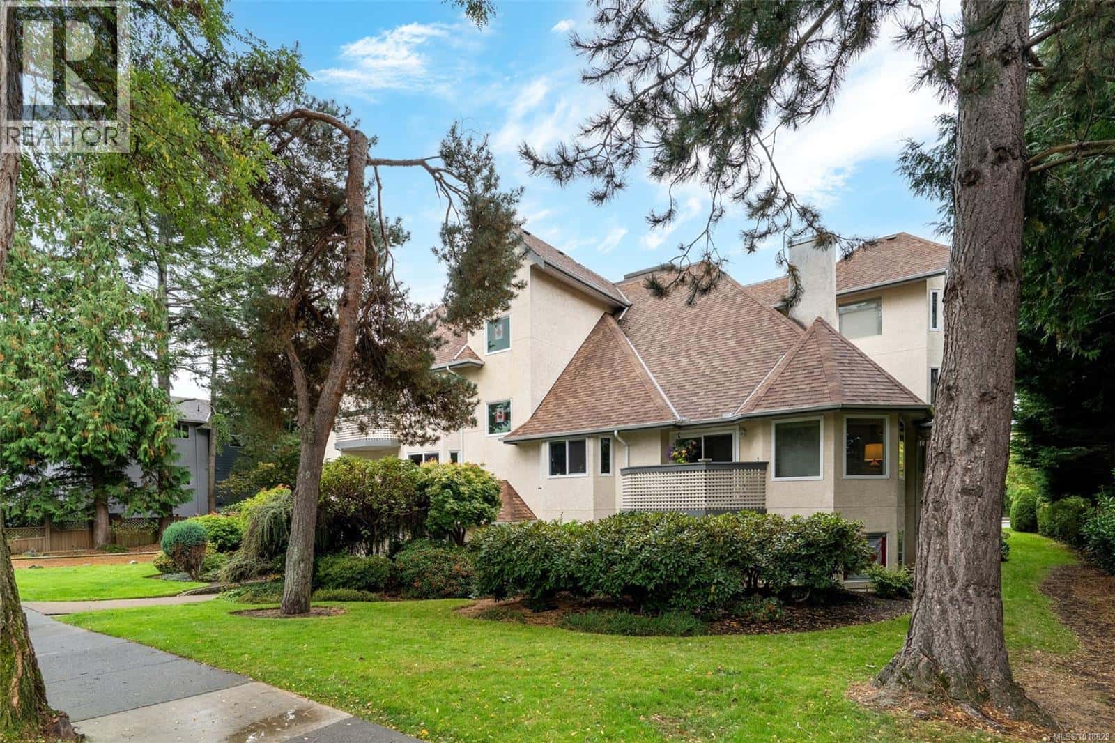 213 9882 Fifth St — Sidney - Photo 3 of 18