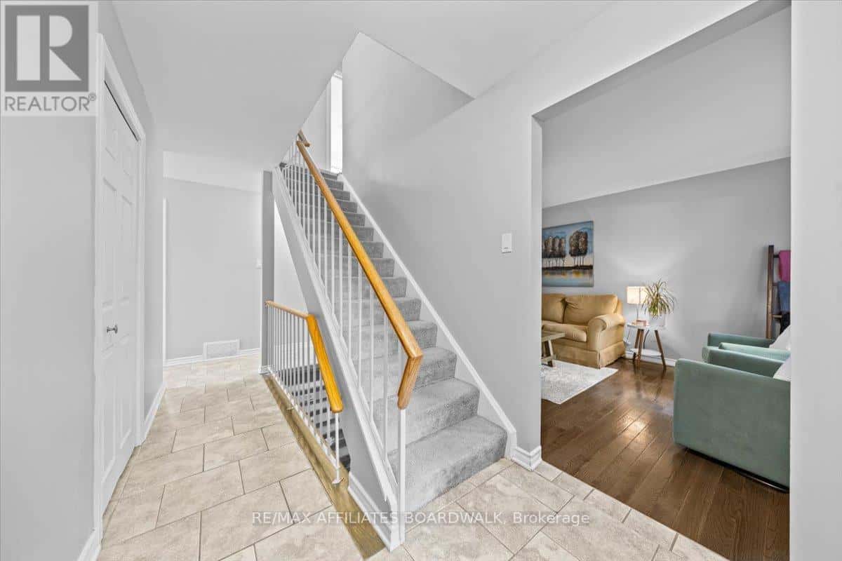 42 HAYWOOD CRESCENT — Ottawa - Photo 4 of 46