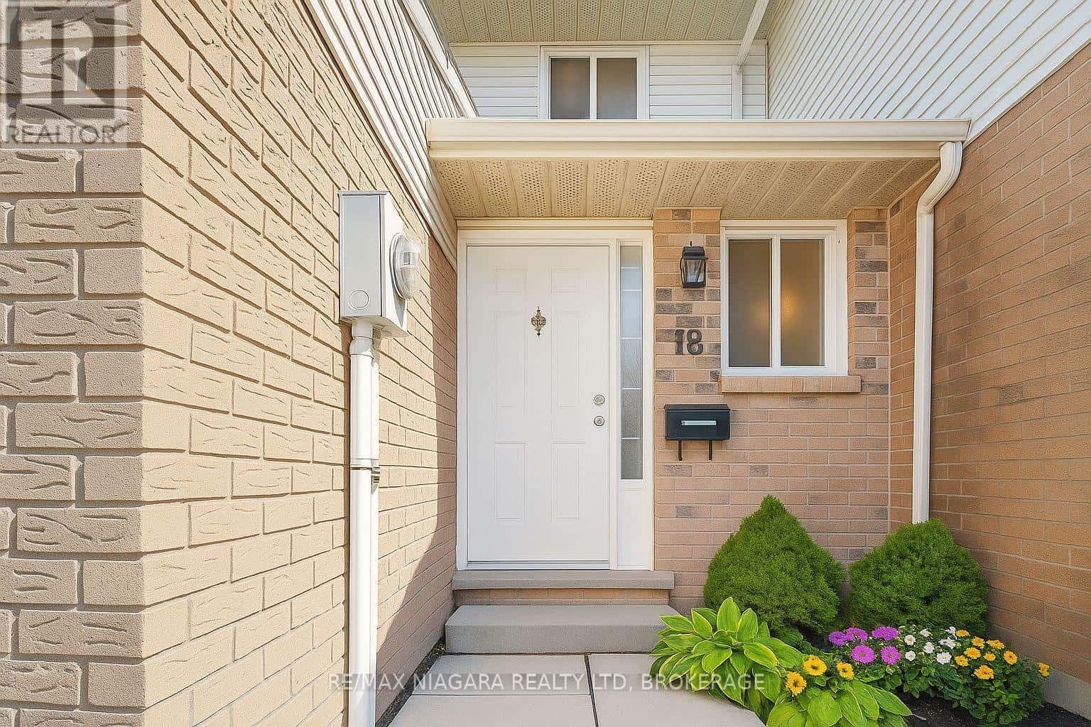 18 JULIE DRIVE — Thorold (Confederation Heights) - Photo 3 of 34