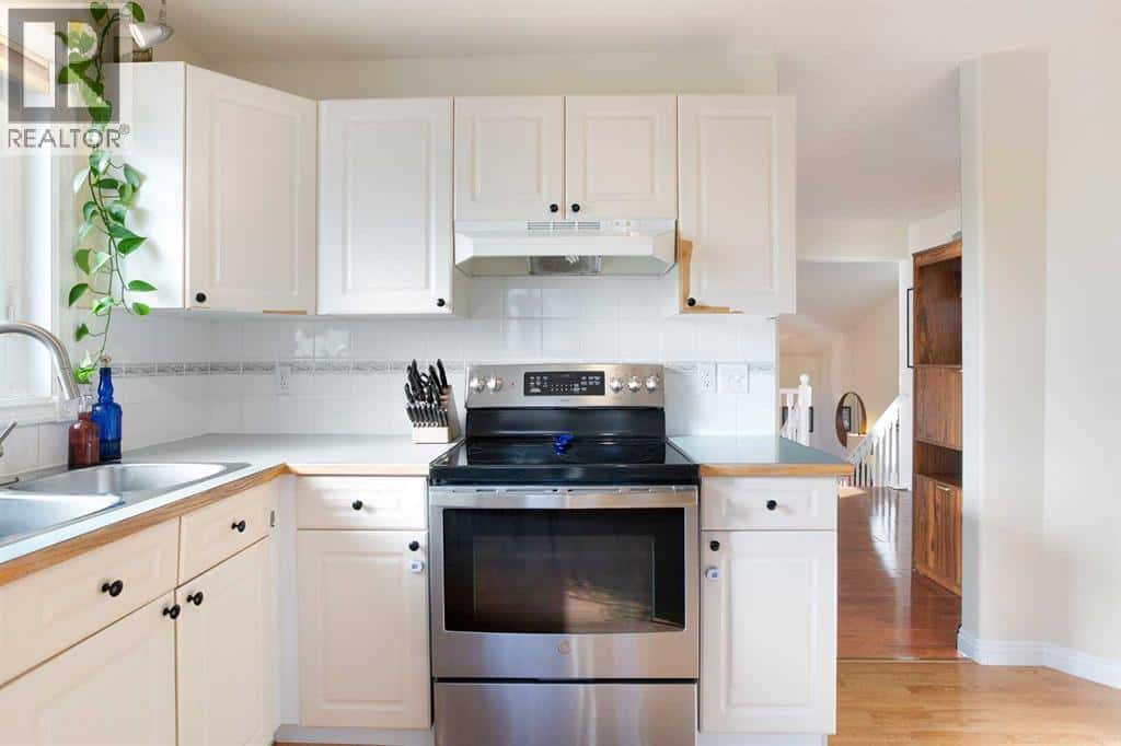 214 Canals Boulevard SW — Airdrie - Photo 3 of 50