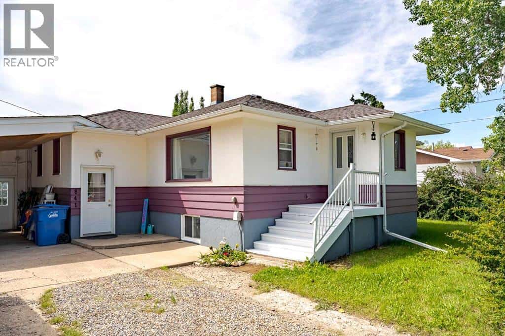 841 E Nanton Street — Carstairs - Photo 5 of 48