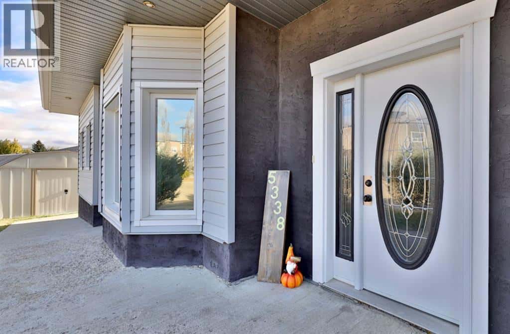 5338 55 Avenue — Bashaw - Photo 3 of 47