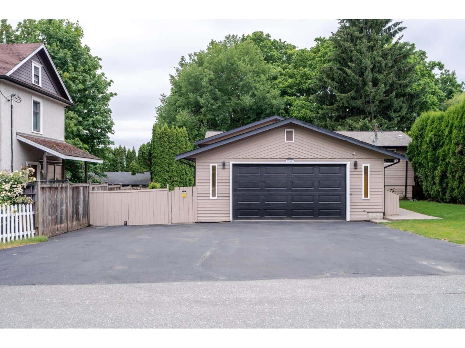 33897 WALNUT AVENUE — Abbotsford, British Columbia - Photo 2 of 39