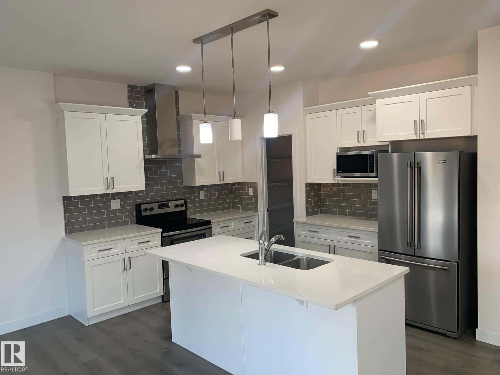 370 Edgemont RD NW — Edmonton - Photo 2 of 17