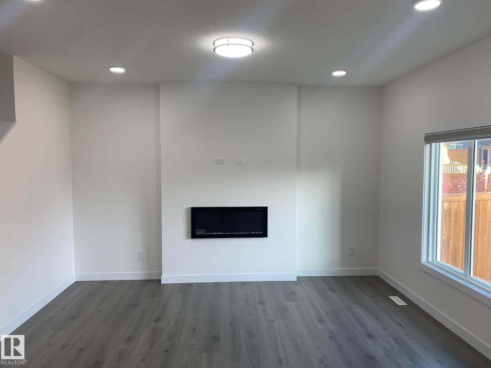 370 Edgemont RD NW — Edmonton - Photo 4 of 17