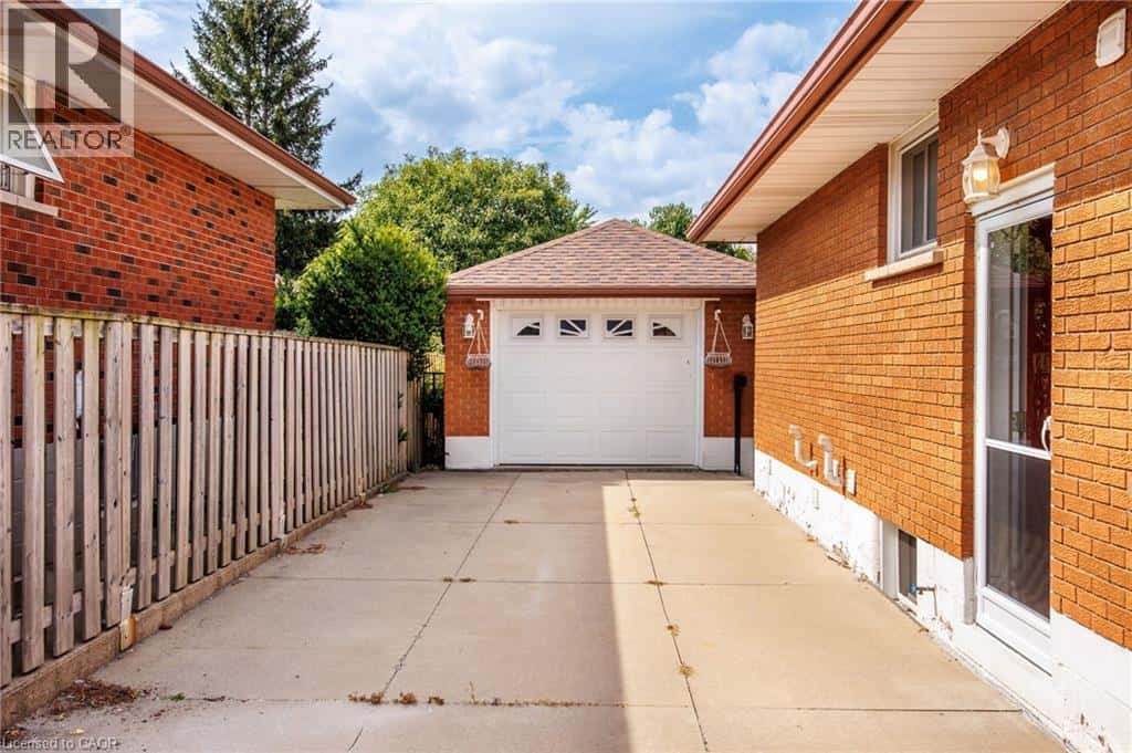 60 CHAMPLAIN Avenue — Hamilton, Ontario - Photo 4 of 29