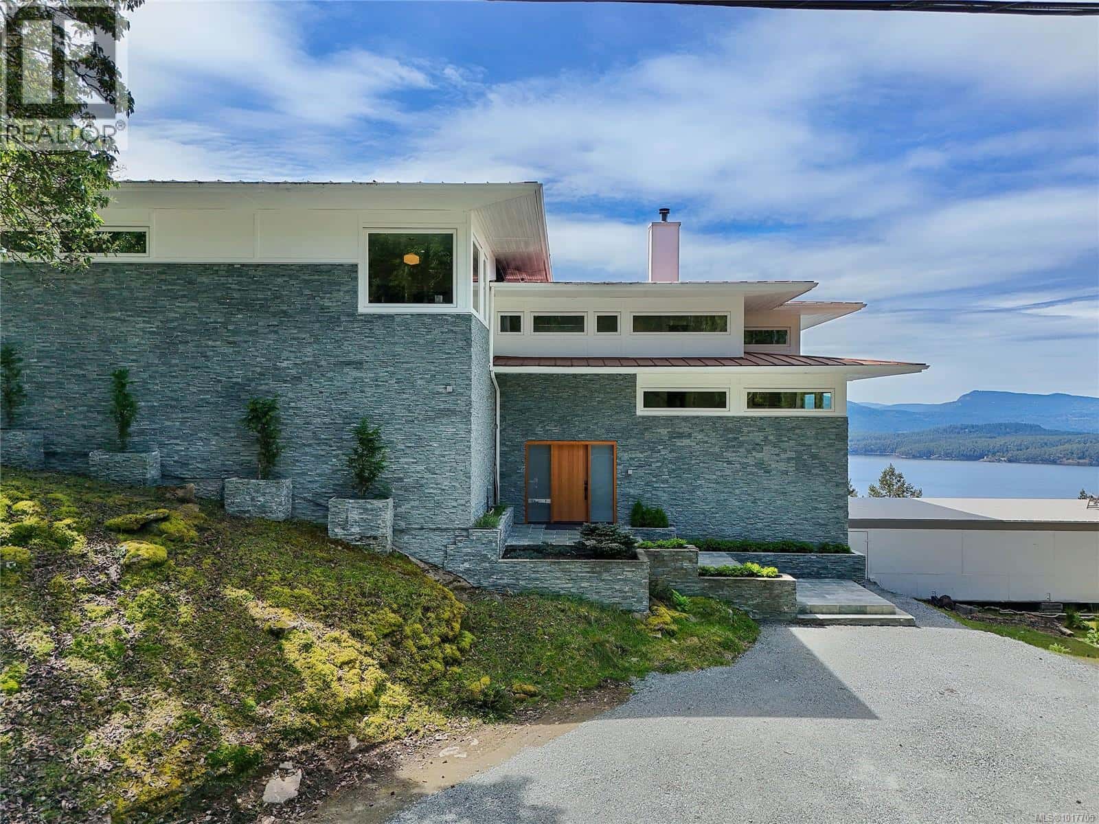 356 East West Rd — Mayne Island - Photo 3 of 97