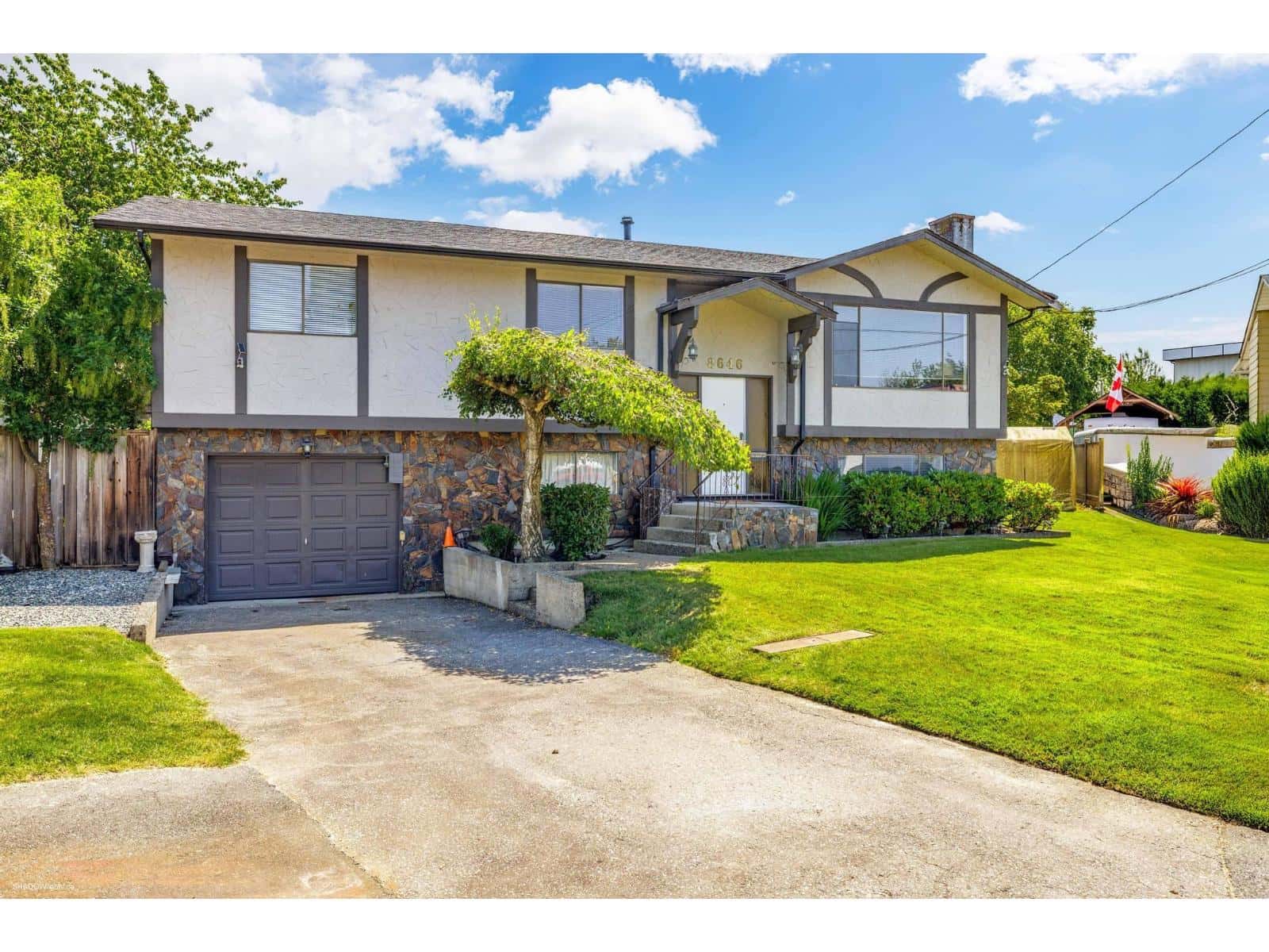 8646 115A STREET — Delta, British Columbia - Photo 2 of 40