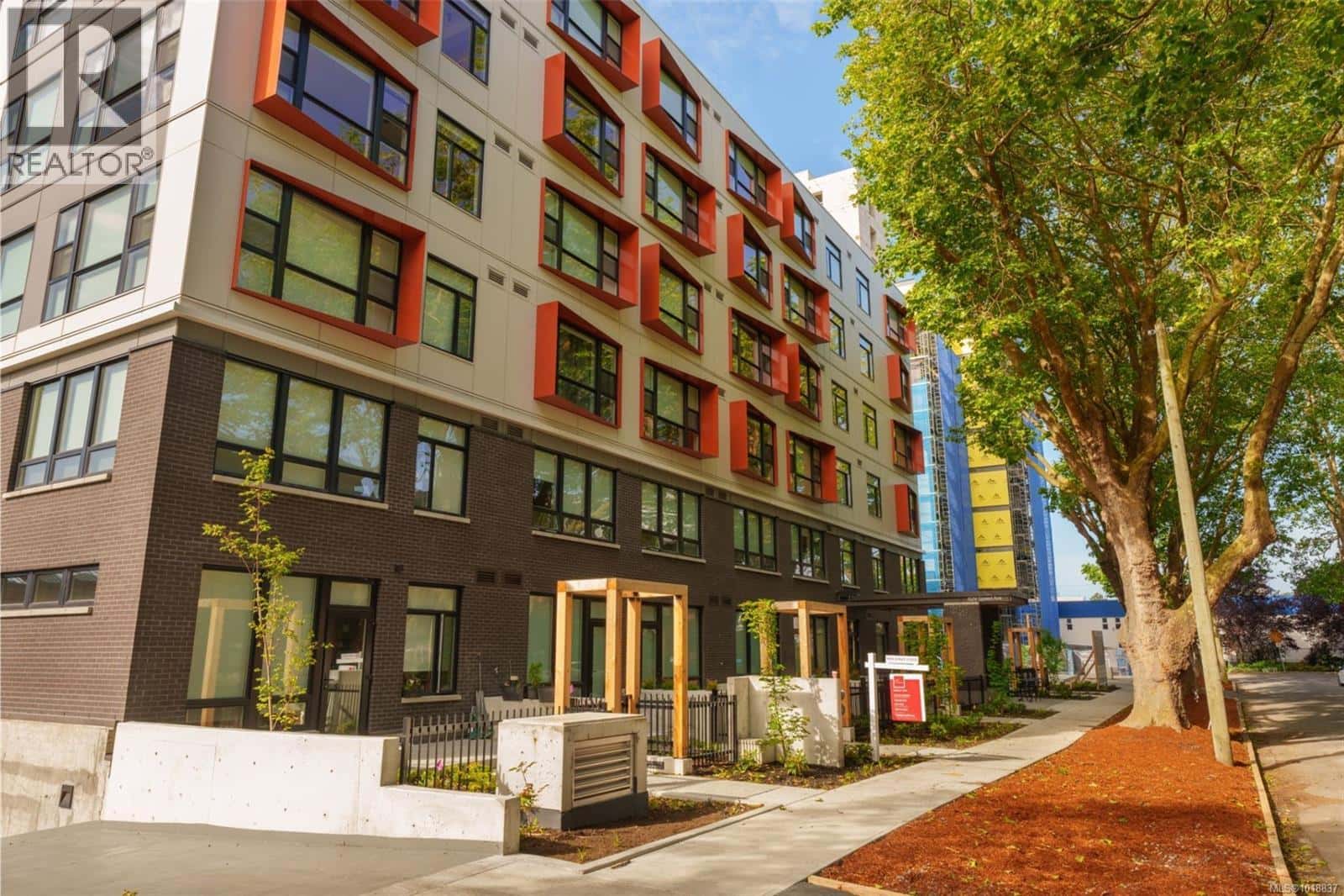 212 629 Speed Ave — Victoria - Photo 2 of 25