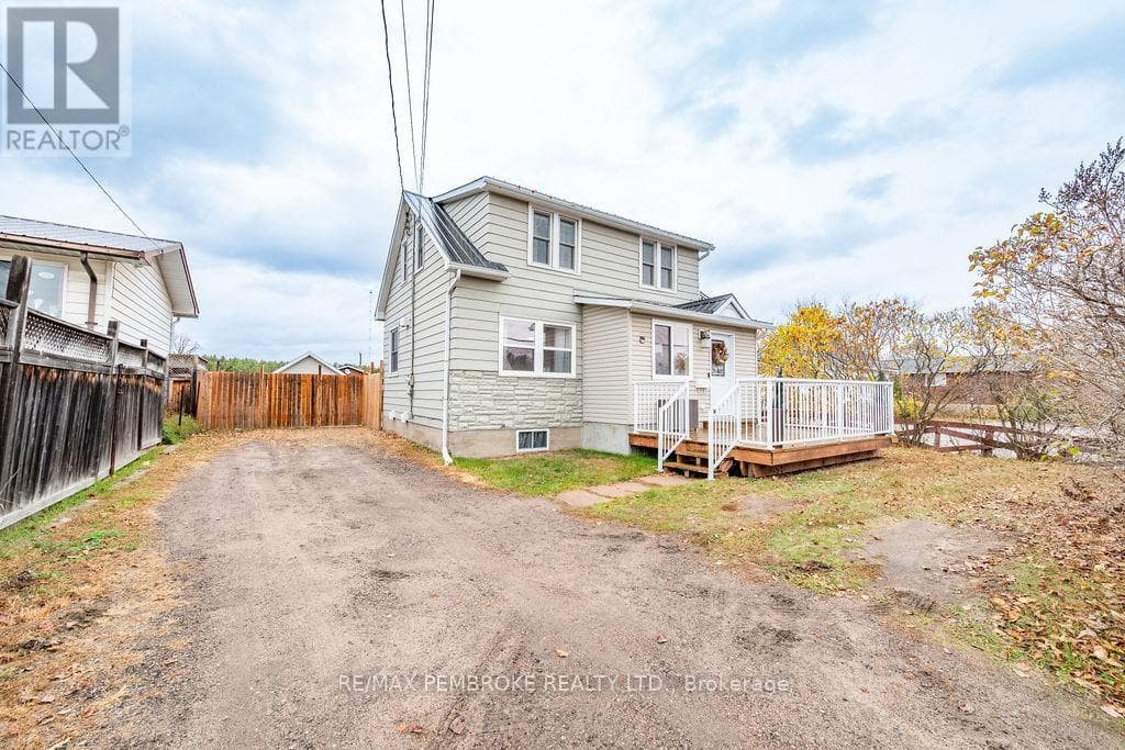 3245 PETAWAWA BOULEVARD — Petawawa - Main photo