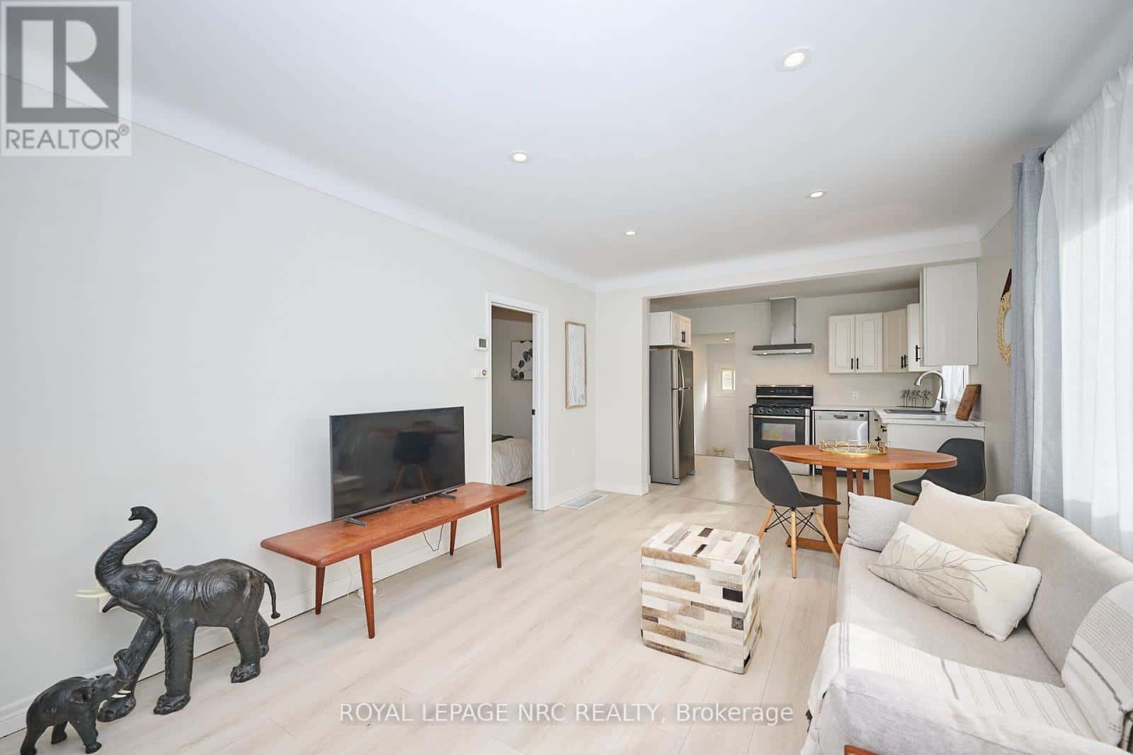 10 FAIRBURN AVENUE — St. Catharines (Burleigh Hill) - Photo 4 of 39