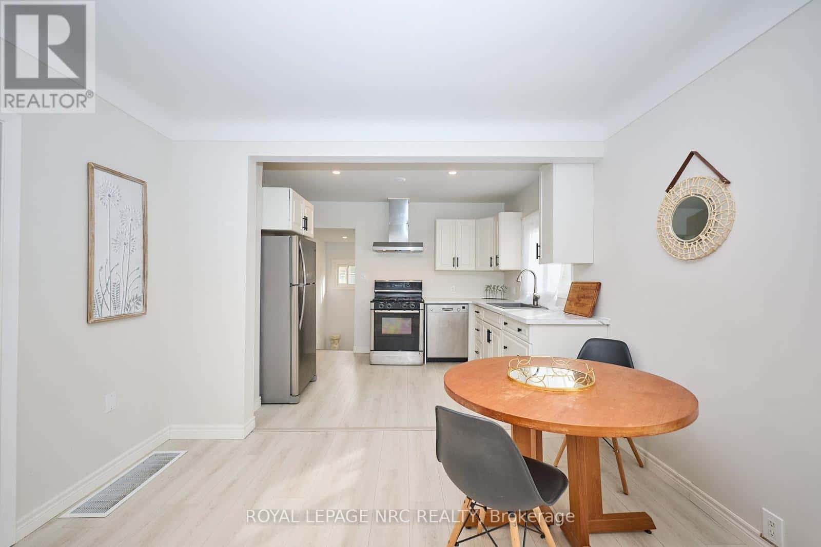 10 FAIRBURN AVENUE — St. Catharines (Burleigh Hill) - Photo 5 of 39