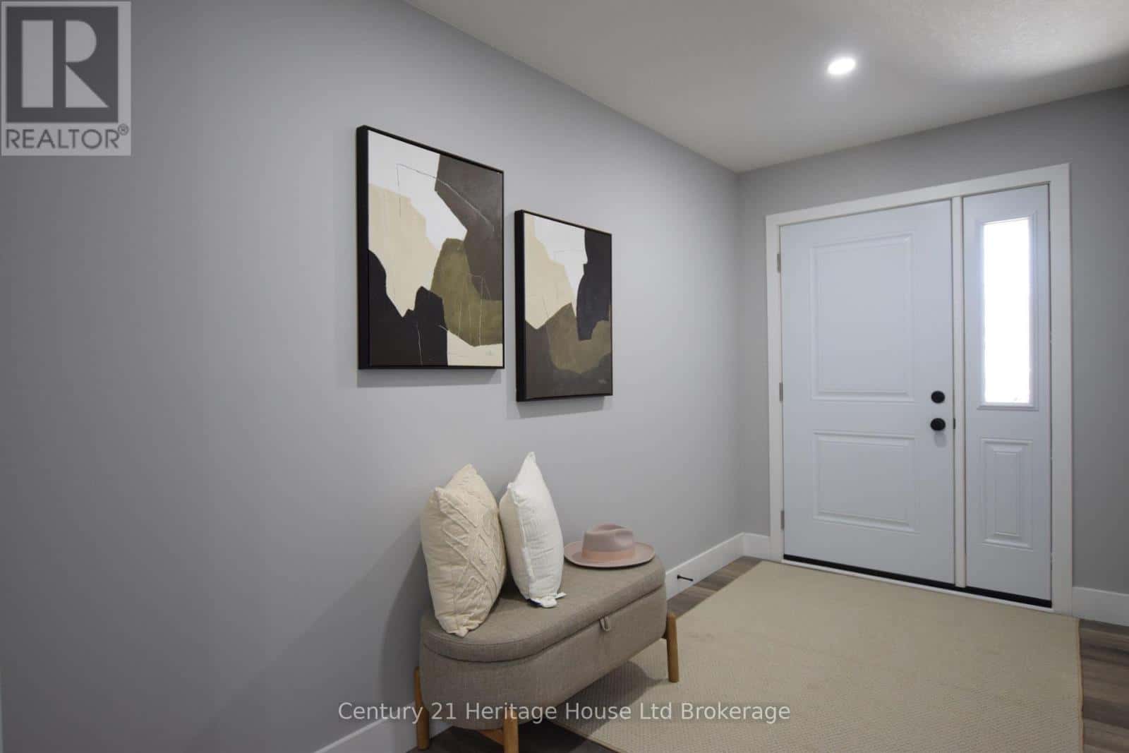 303 SIMCOE STREET — Woodstock (Woodstock - South) - Photo 2 of 44