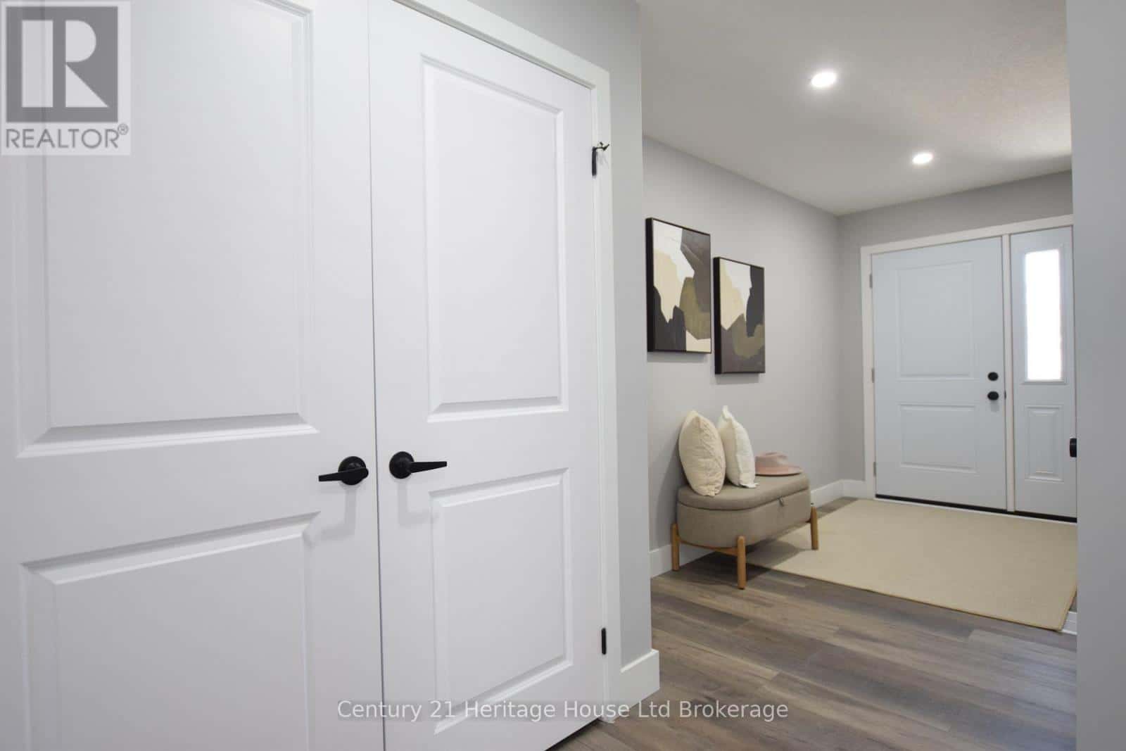 303 SIMCOE STREET — Woodstock (Woodstock - South) - Photo 3 of 44