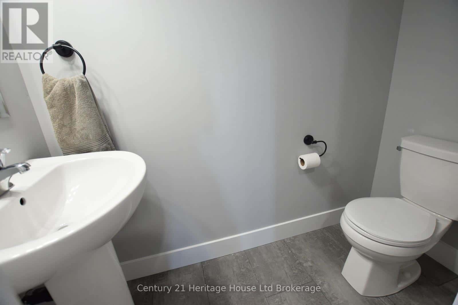 303 SIMCOE STREET — Woodstock (Woodstock - South) - Photo 4 of 44