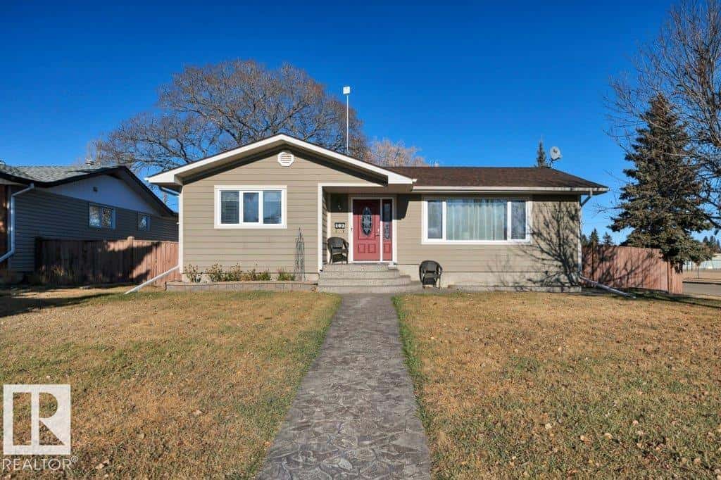 102 SPATINOW DR — Wetaskiwin - Photo 2 of 52