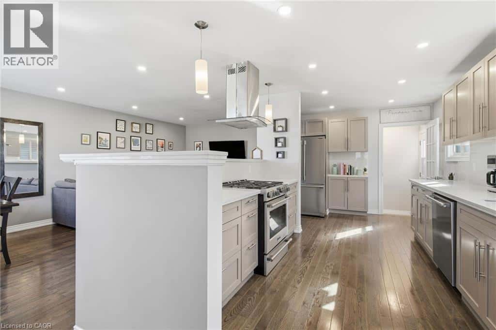 146 LAVINA Crescent — Hamilton - Photo 3 of 32