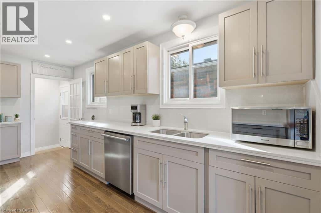 146 LAVINA Crescent — Hamilton - Photo 4 of 32