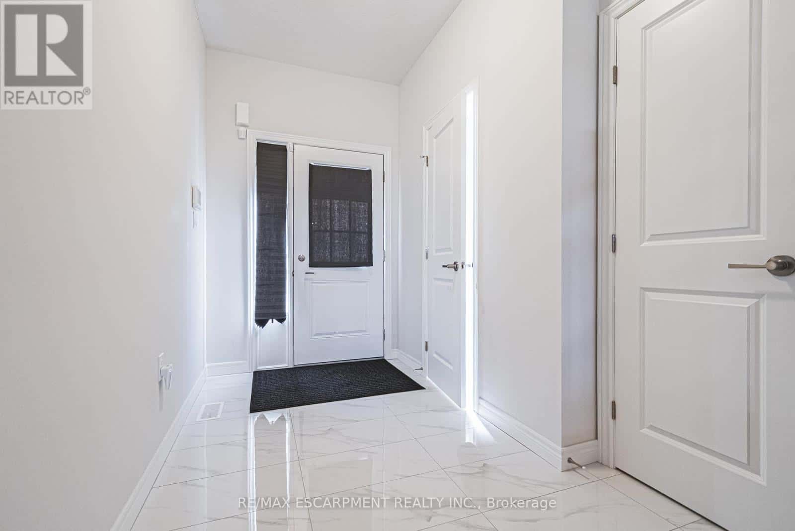 21 ZOE LANE — Hamilton - Photo 4 of 40