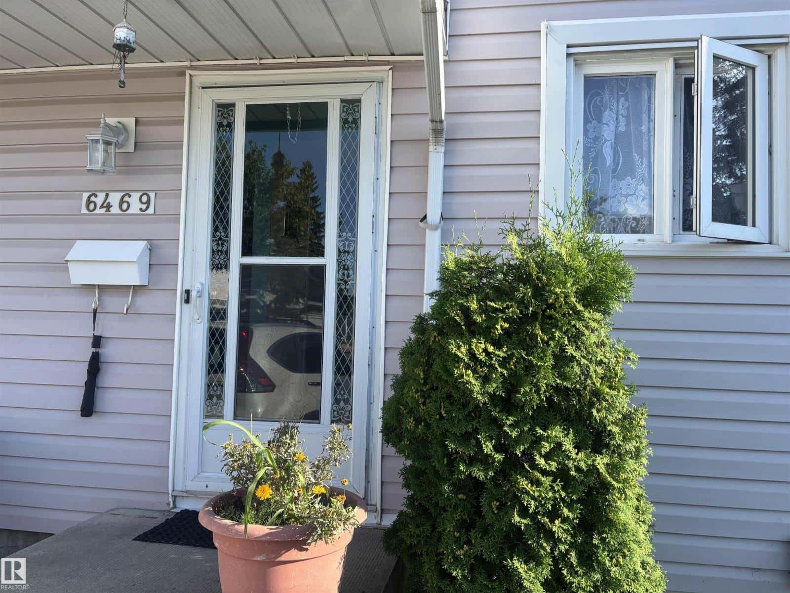 6469 184 ST NW NW — Edmonton - Photo 2 of 17