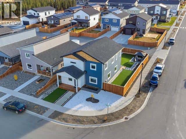 212 NEECHEAH STREET — Whitehorse - Photo 2 of 46