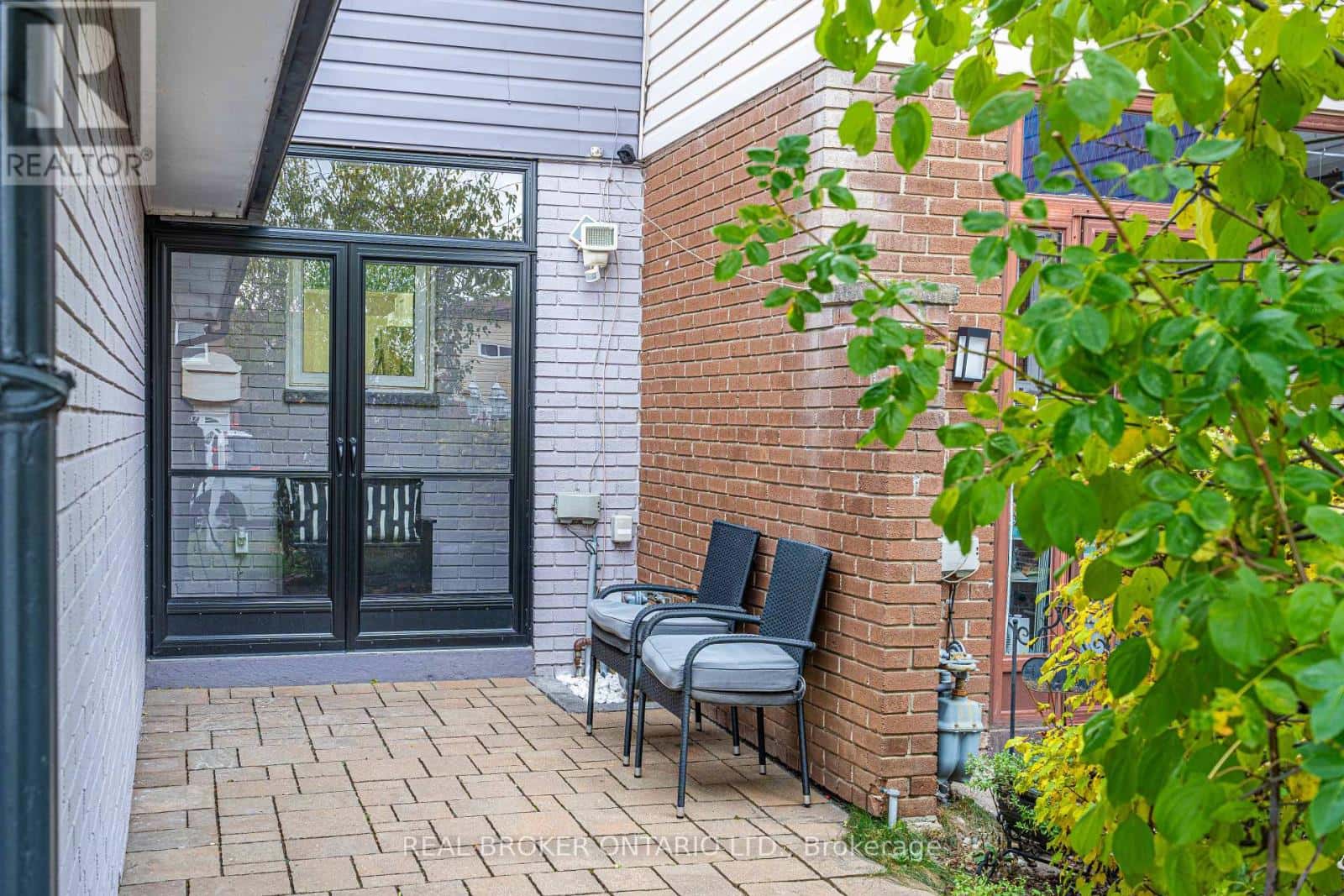 27 KINGSWOOD DRIVE — Brampton (Brampton North) - Photo 3 of 33