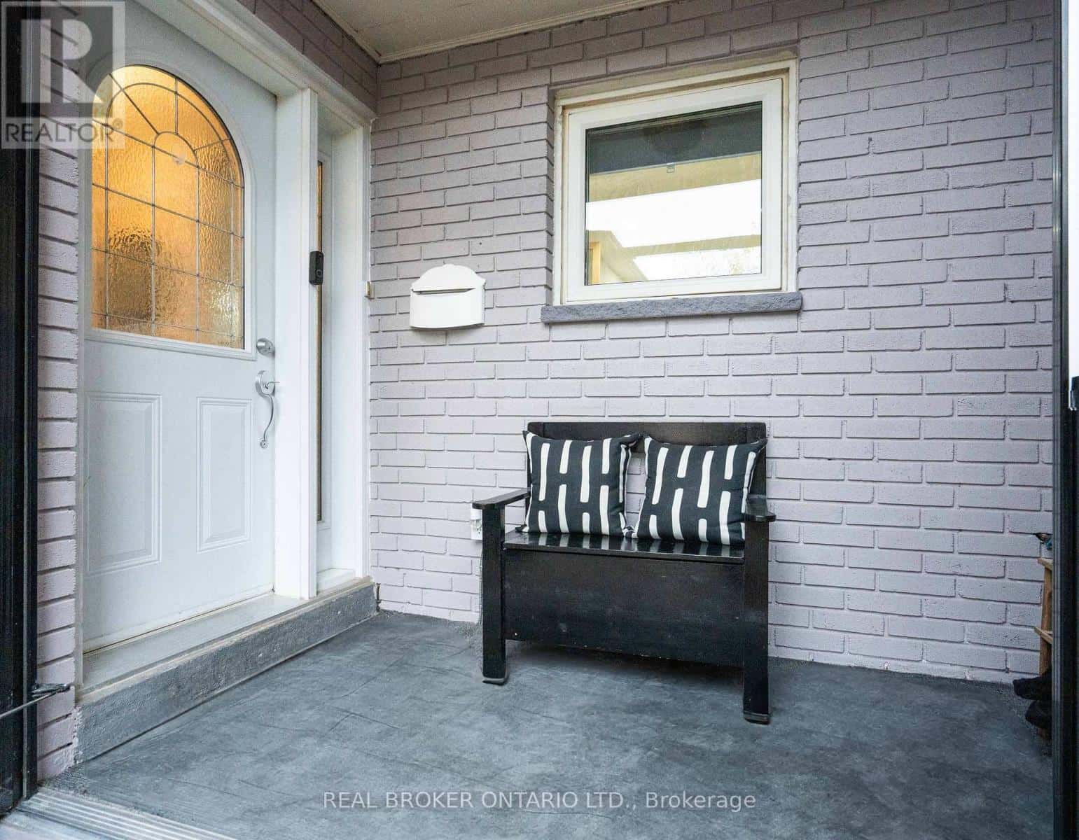 27 KINGSWOOD DRIVE — Brampton (Brampton North) - Photo 4 of 33