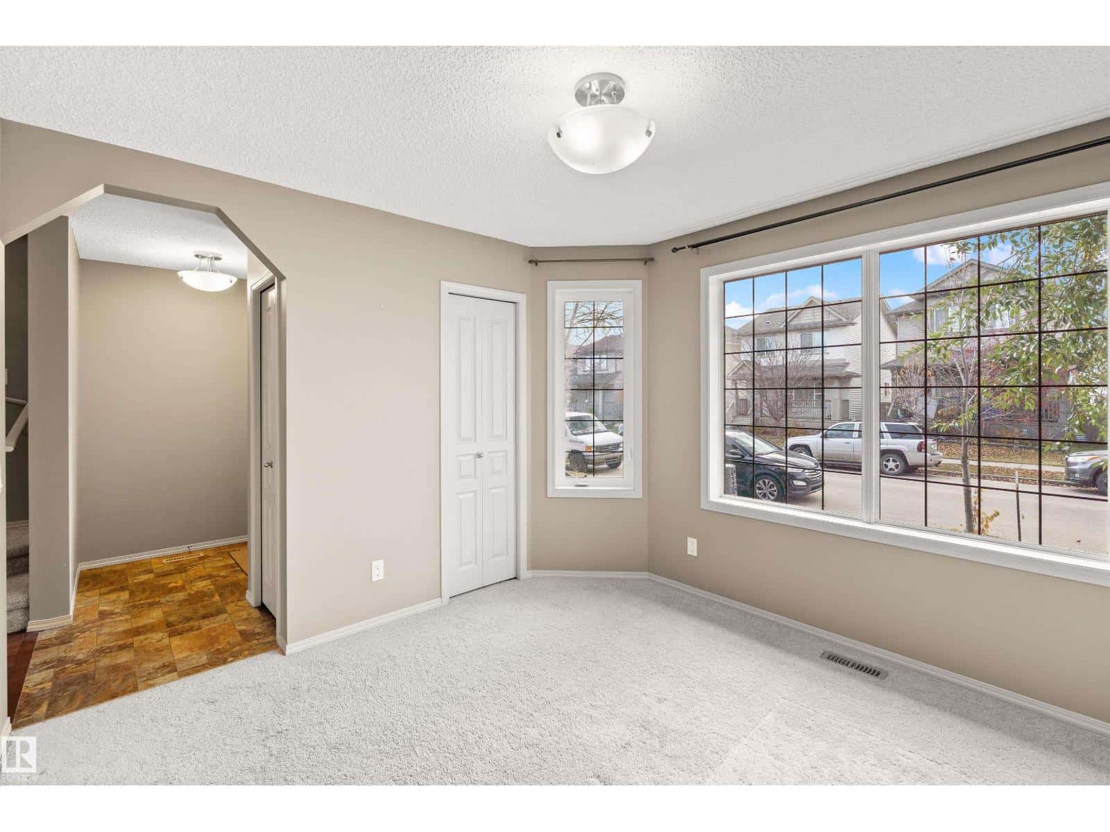 21328 95 AV NW — Edmonton - Photo 2 of 34