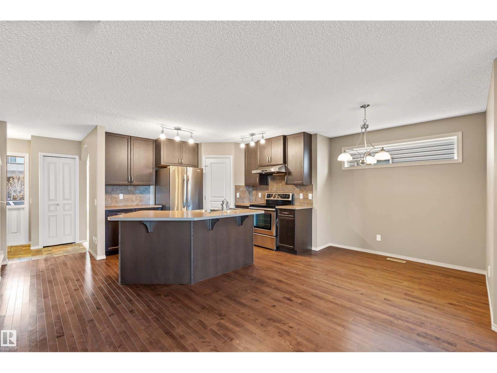 21328 95 AV NW — Edmonton - Photo 4 of 34