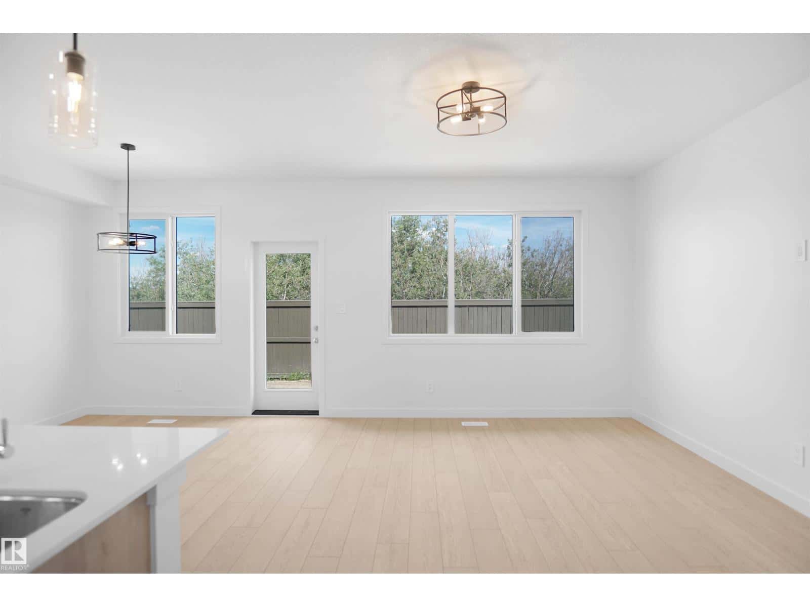 22932 82 AV NW — Edmonton - Photo 5 of 31