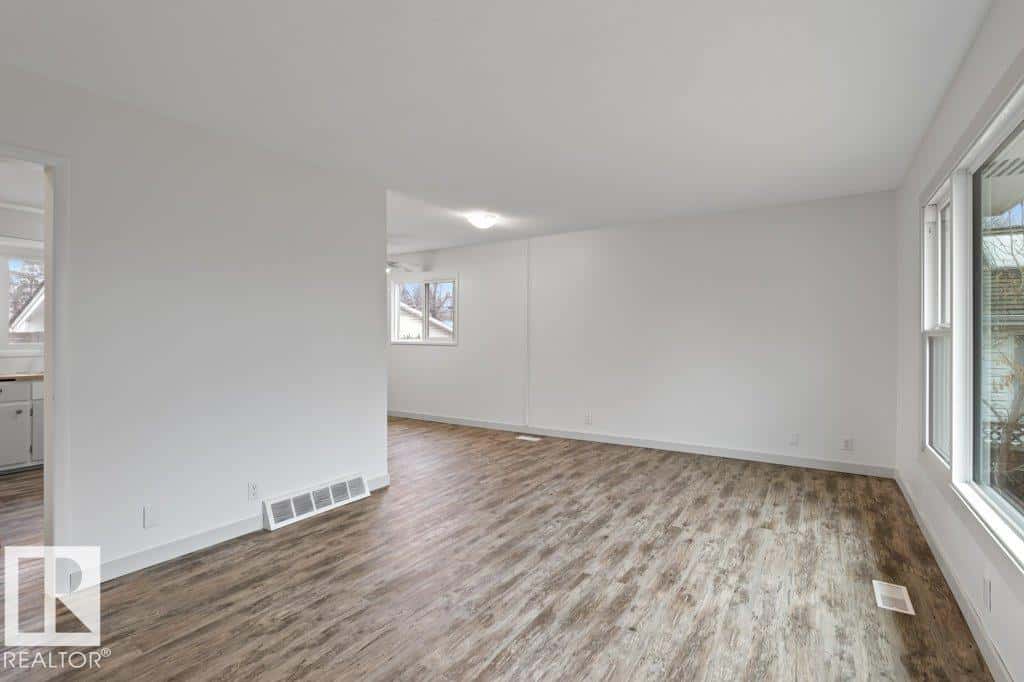 4206 50 AV — Camrose - Photo 4 of 54