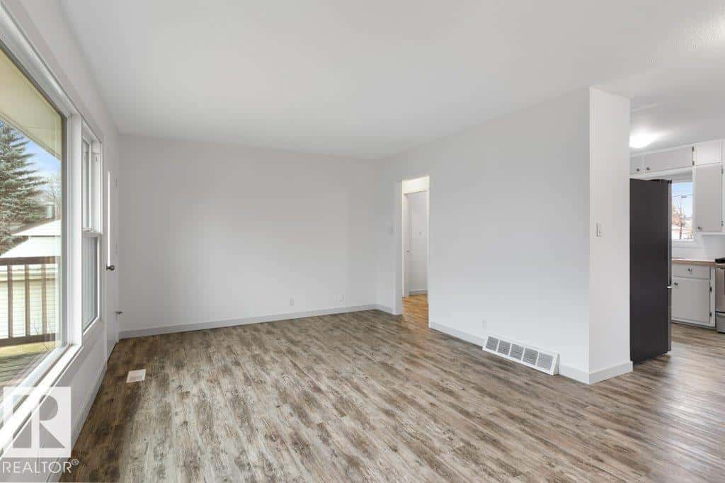 4206 50 AV — Camrose - Photo 5 of 54