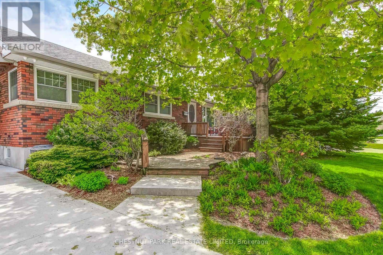 30 MCKENZIE STREET — St. Catharines (Bunting/Linwell) - Photo 2 of 31