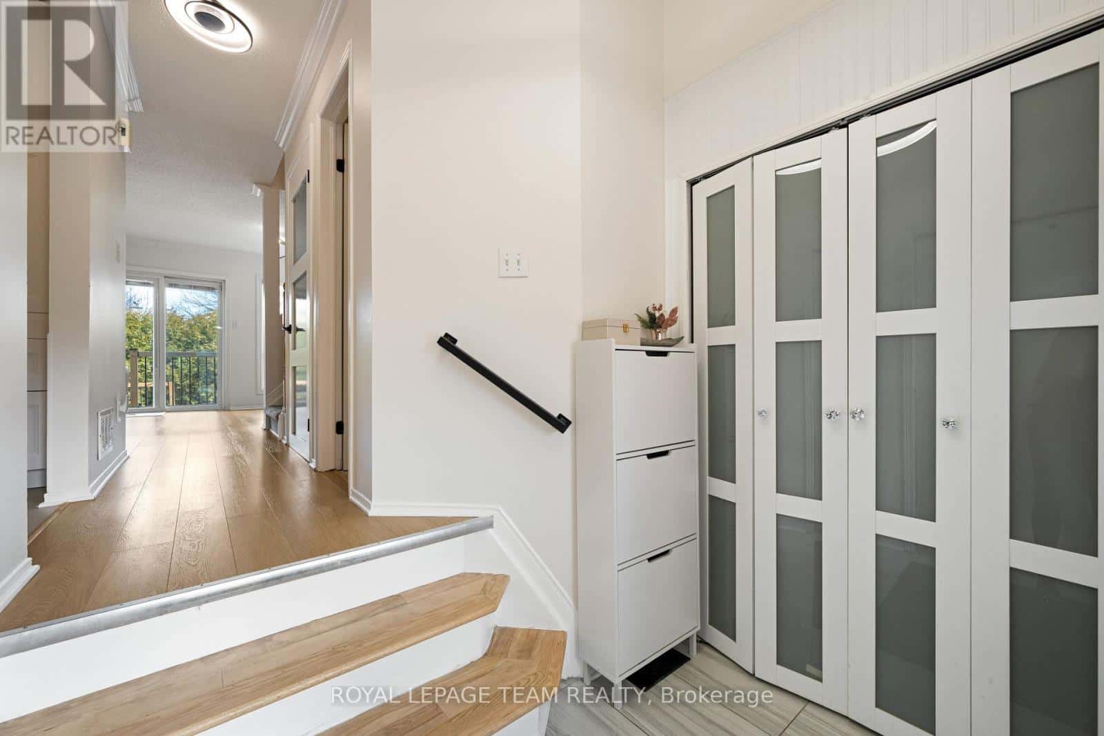 19 ARMADALE CRESCENT — Ottawa - Photo 3 of 24