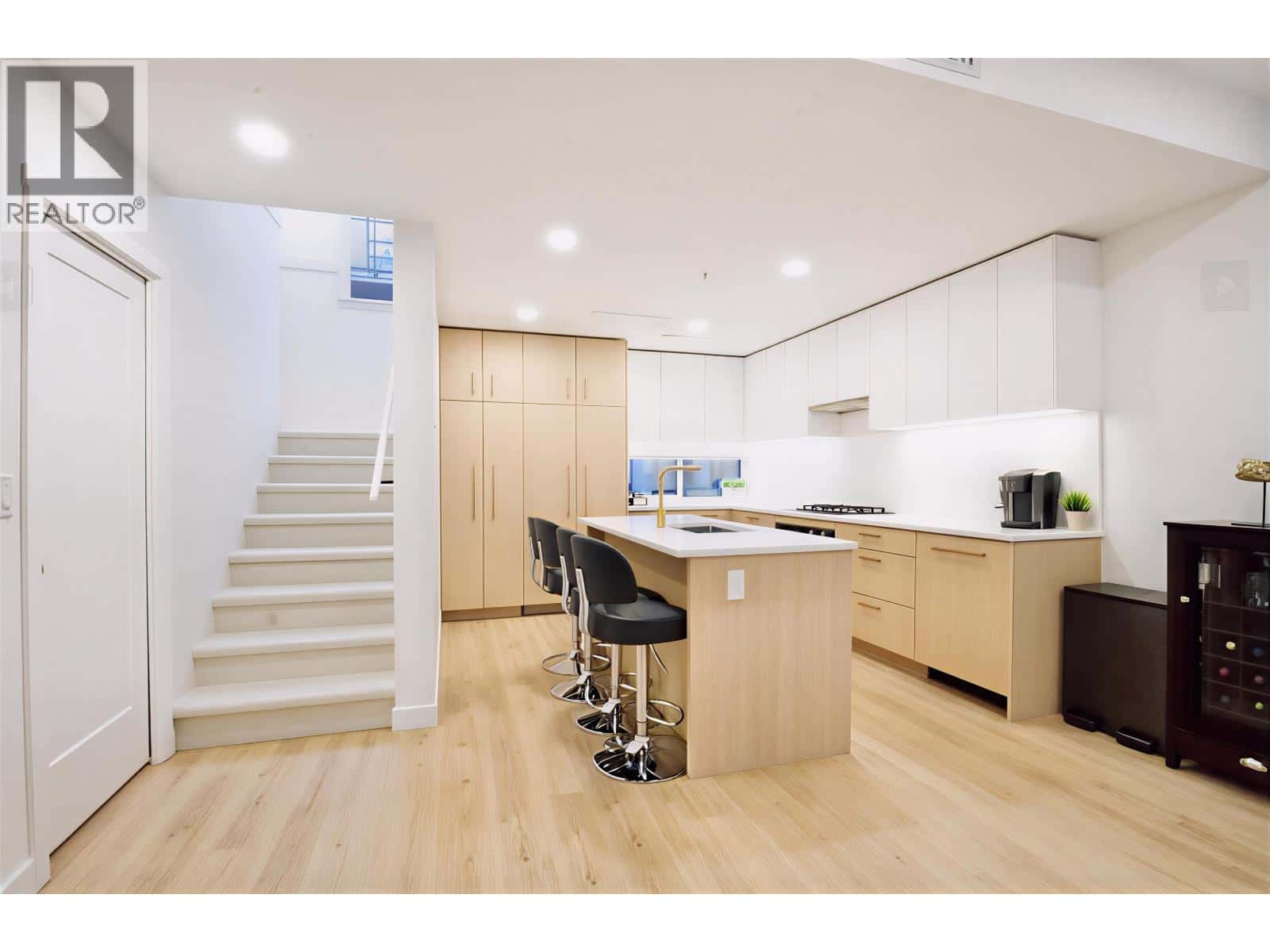 202 381 CLAYTON STREET — Coquitlam - Photo 2 of 25