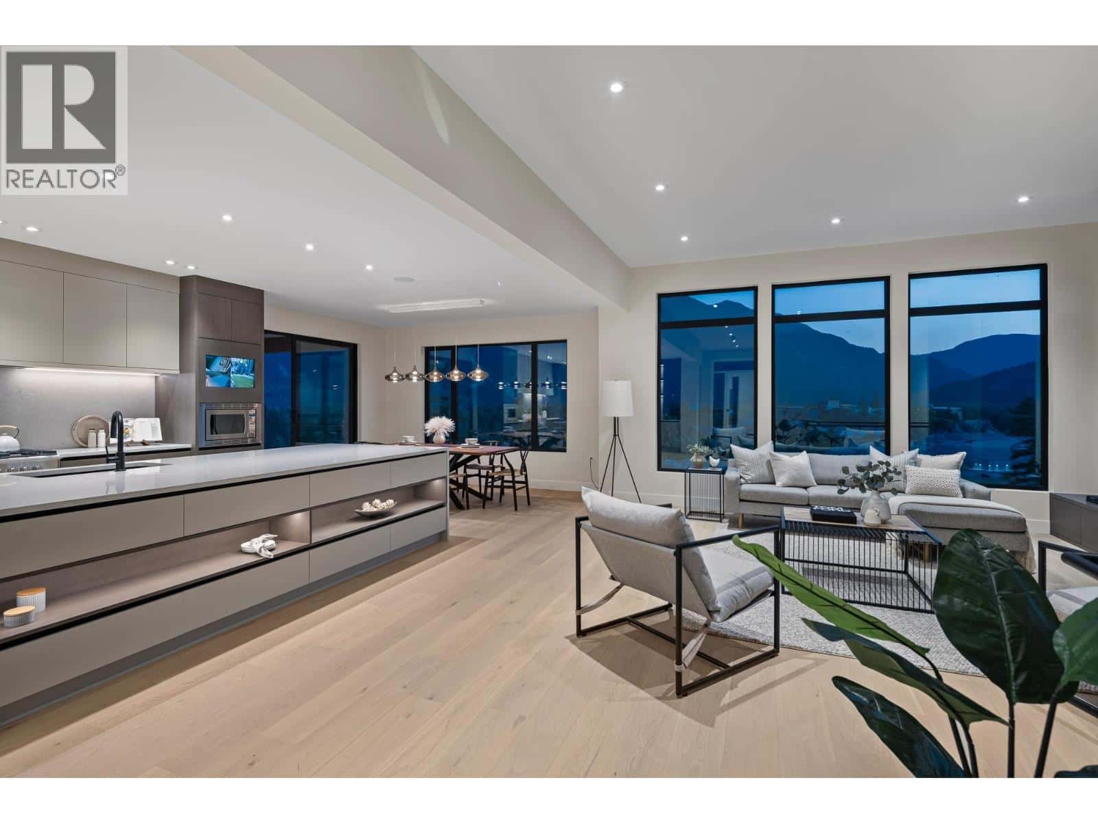 7681 CERULEAN DRIVE — Pemberton - Photo 2 of 24