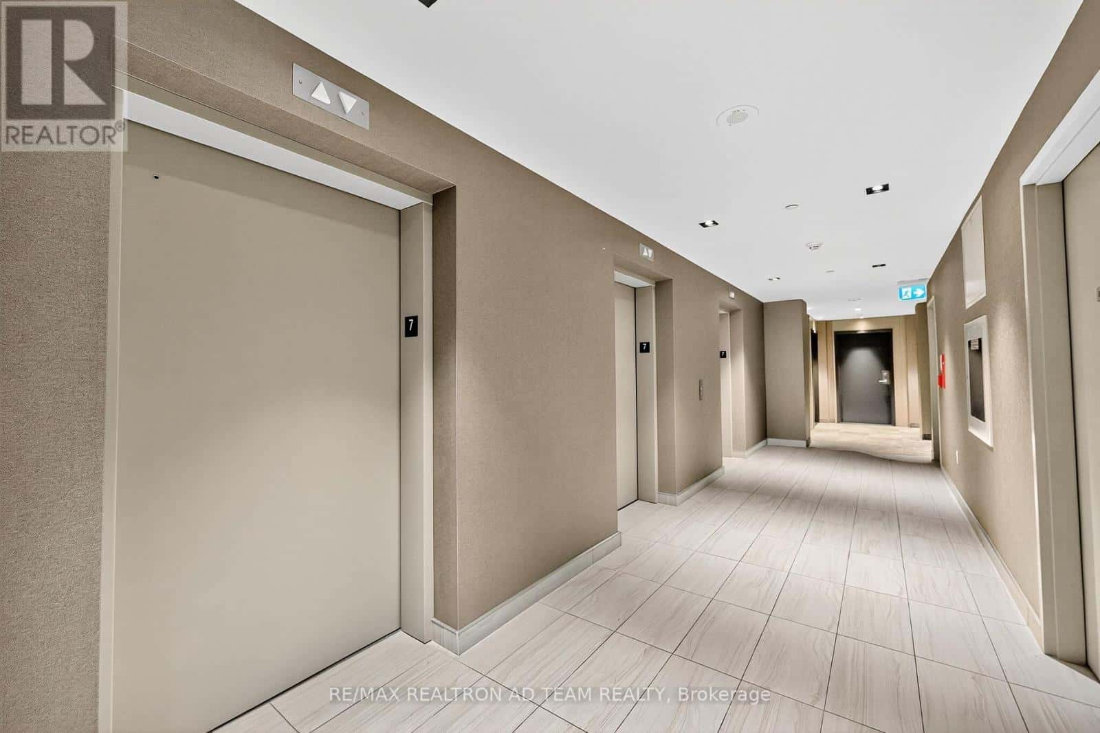 717 - 10 HONEYCRISP CRESCENT — Vaughan (Vaughan Corporate Centre) - Photo 5 of 32