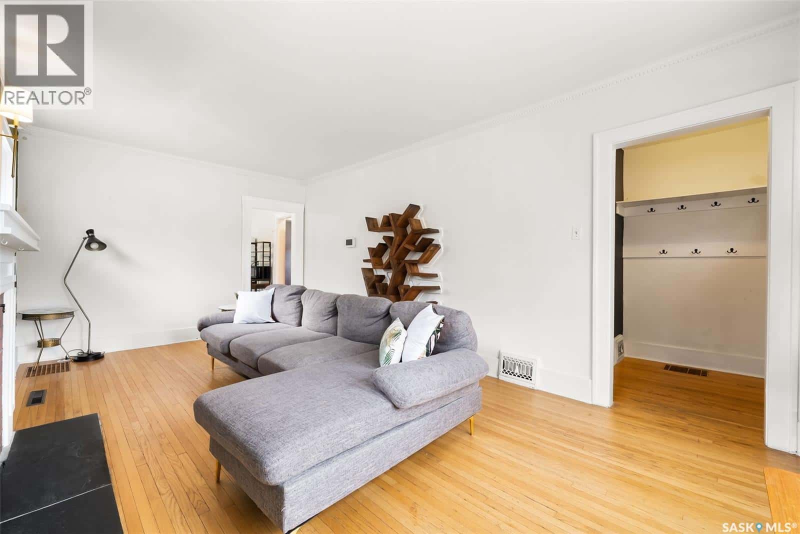 2314 Elphinstone STREET — Regina - Photo 3 of 27