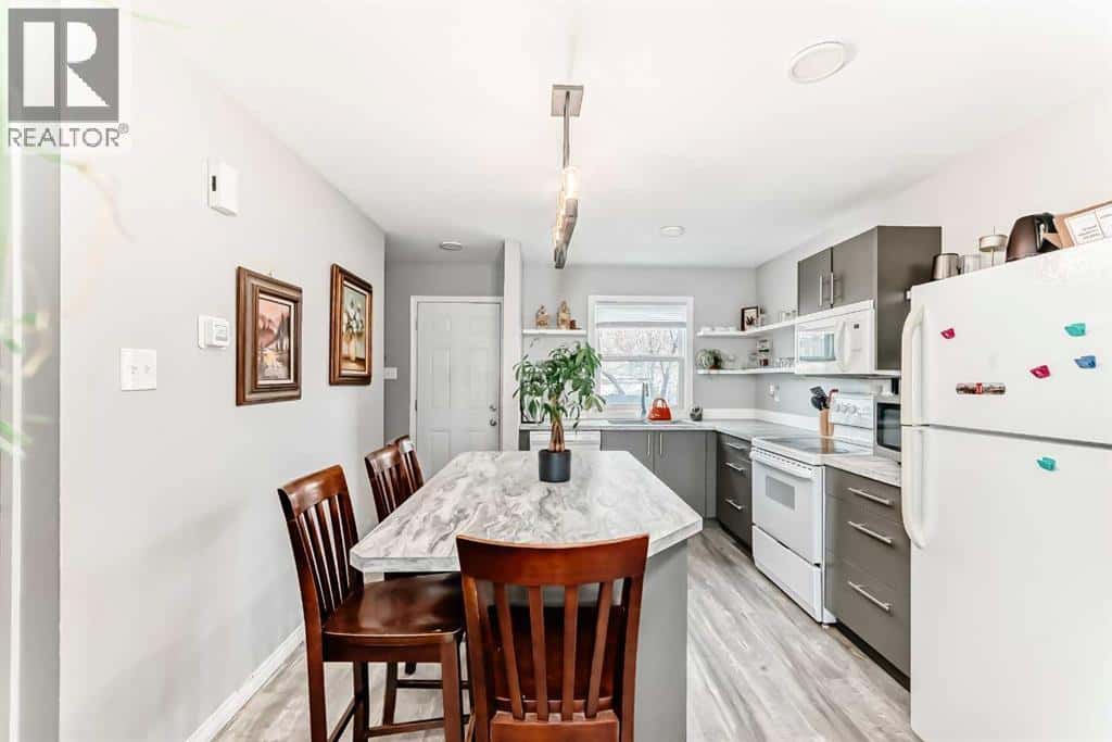 1419 Lakemount Boulevard S — Lethbridge - Photo 3 of 29