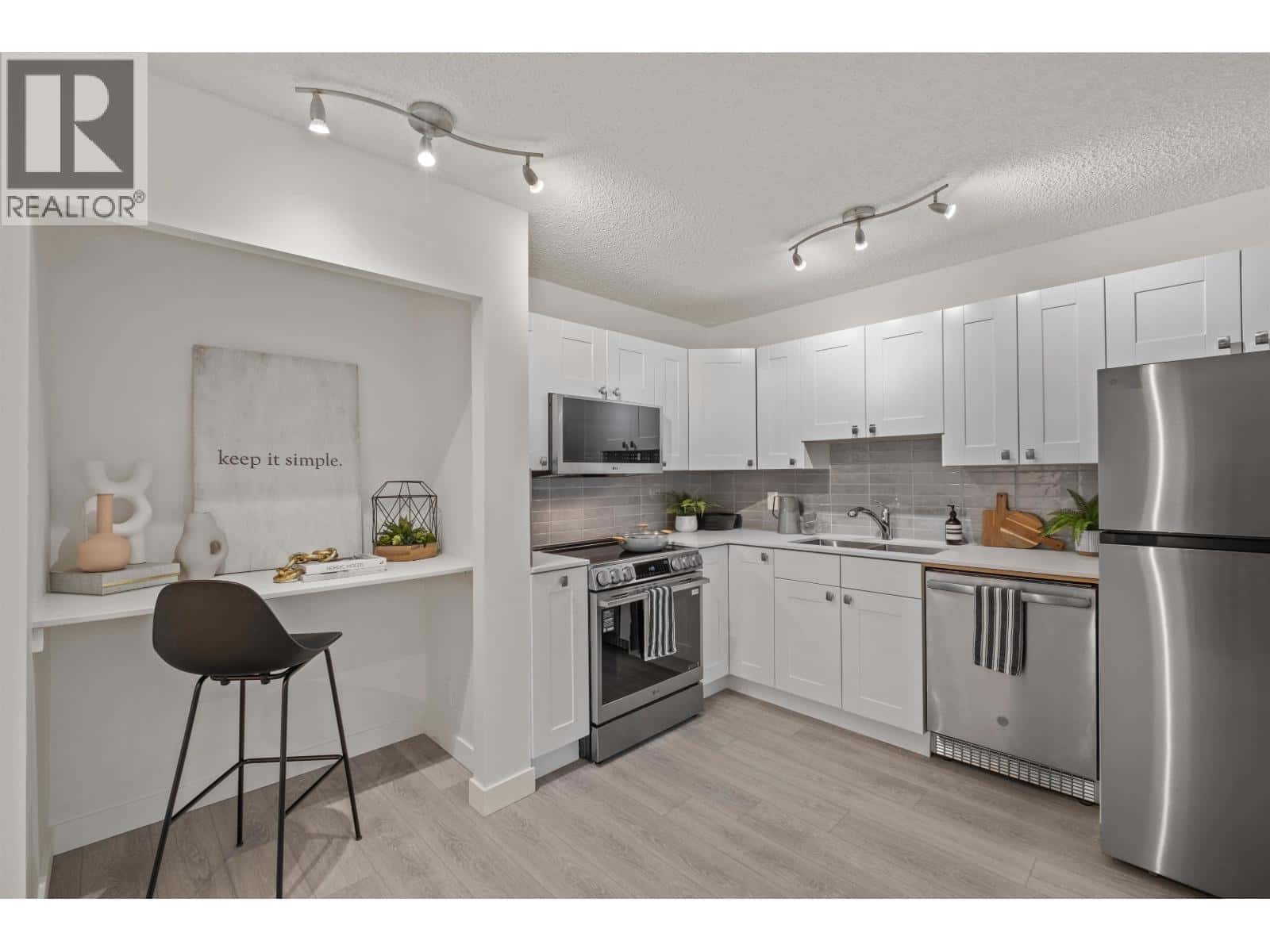 201 2012 FULLERTON AVENUE — North Vancouver - Photo 2 of 22