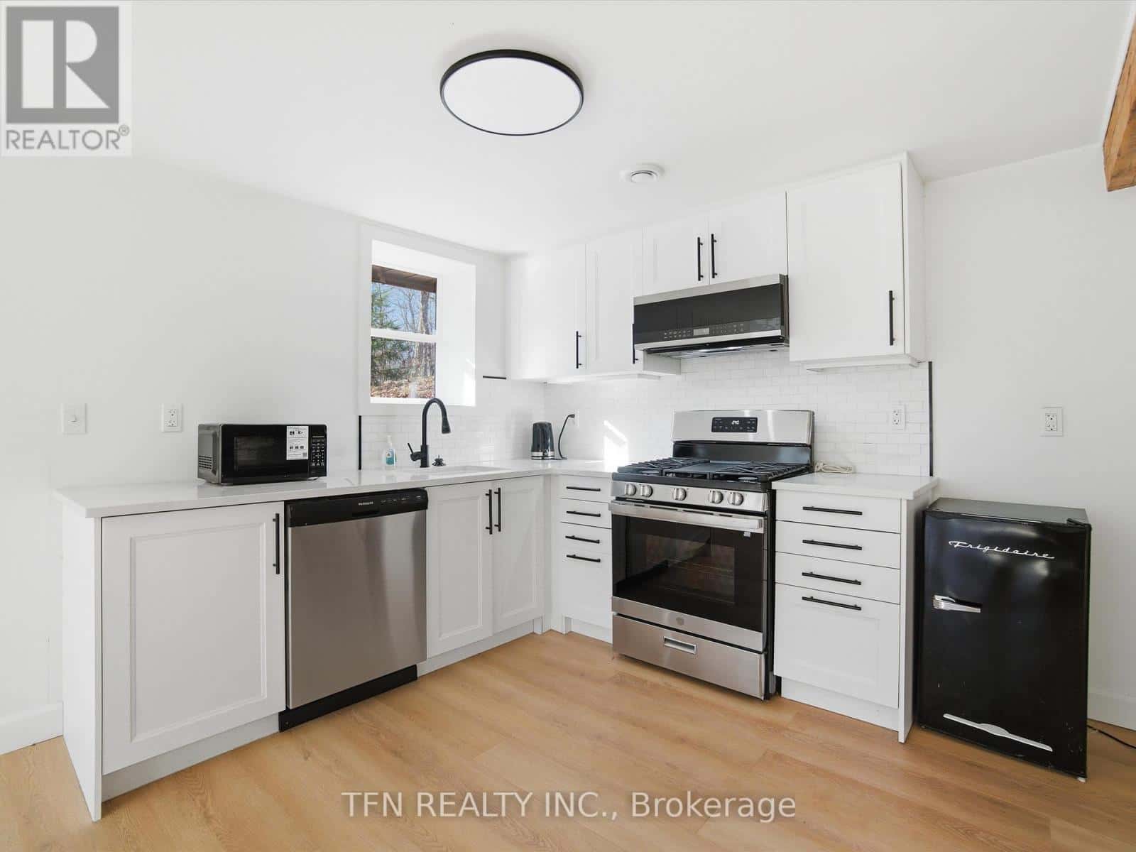 657 RELATIVE ROAD — Armour - Photo 3 of 33