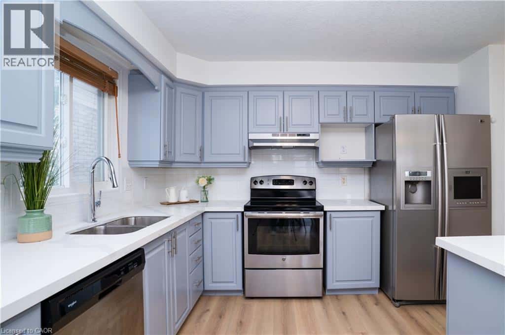 602 WINTERBERRY Avenue — Waterloo - Photo 2 of 31