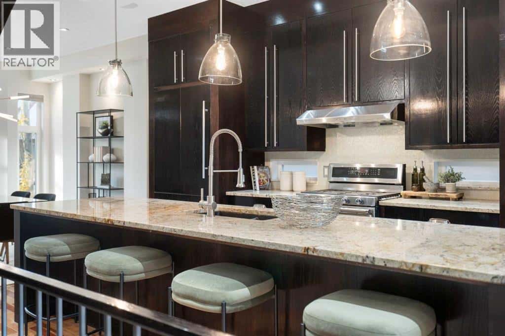 218 8A Street NE — Calgary - Photo 5 of 36