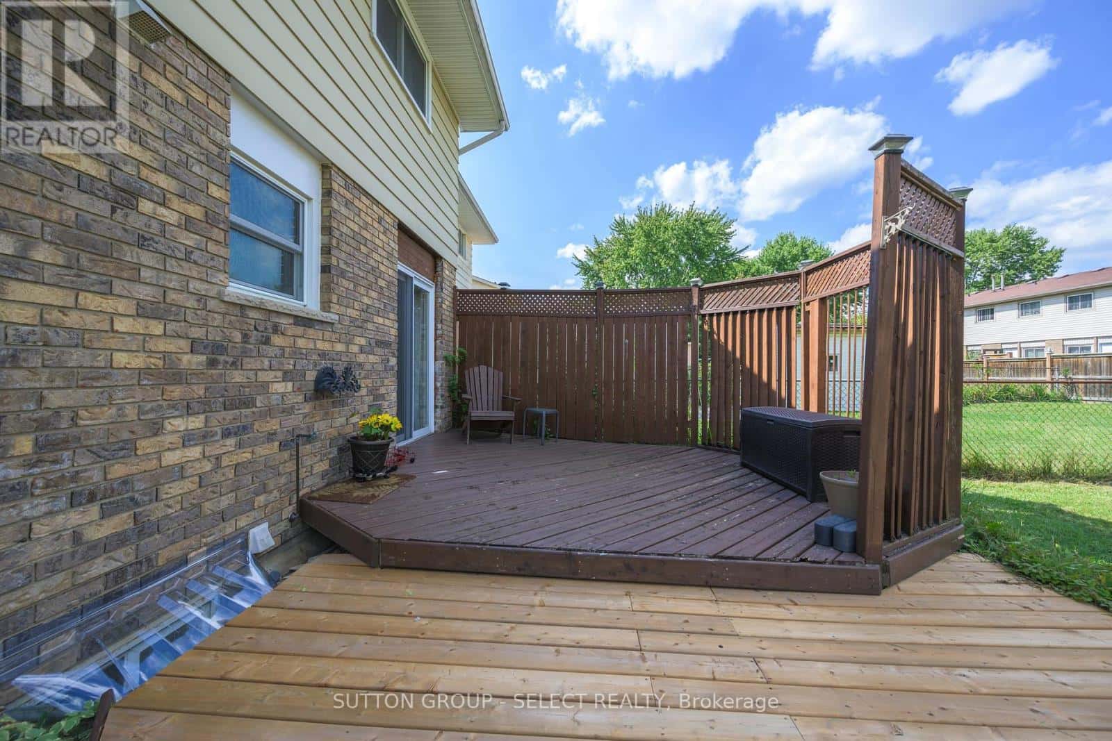 96 ELVIRA CRESCENT — London South (South X) - Photo 5 of 33