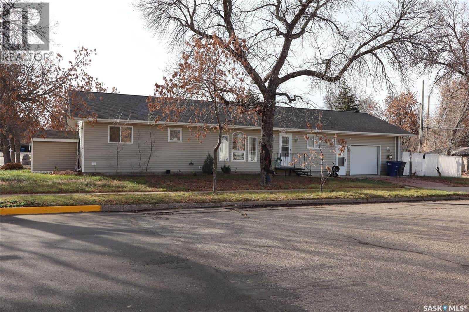 602 Centre STREET — Assiniboia - Photo 2 of 34