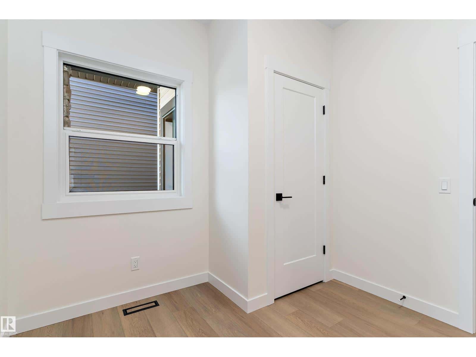 1084 Cristall Crescent SW — Edmonton - Photo 5 of 58