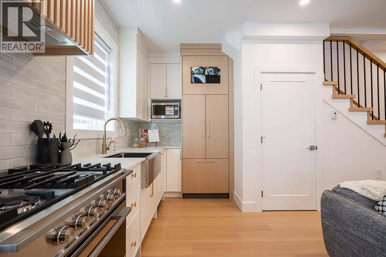 2105 E 33RD AVENUE — Vancouver - Photo 3 of 27