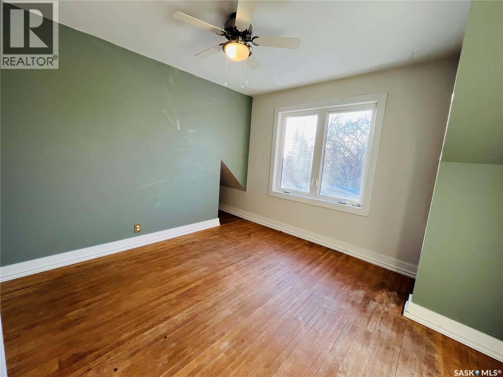 456 3rd AVENUE NE — Swift Current - Photo 3 of 37