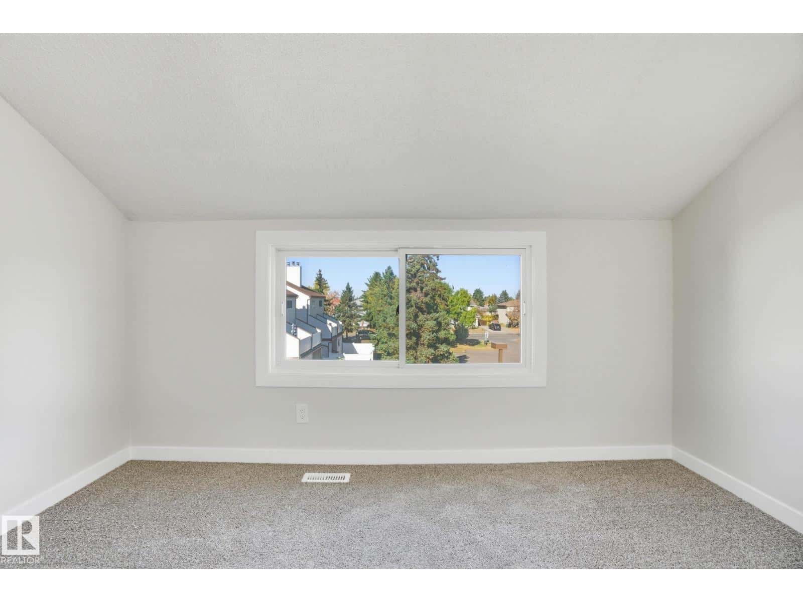 71 Lancaster TC NW — Edmonton - Photo 2 of 44